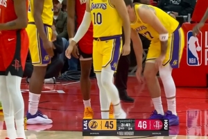 幸无大碍！东契奇被伊森犯规放倒 有些崴脚但继续作战